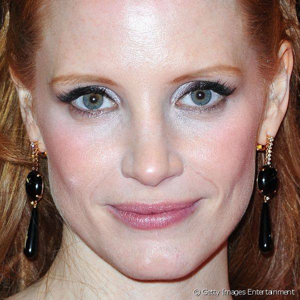 Para um festival de filmes em Berlim, Jessica optou por blush rosinha, alguns cílios postiços e sombra metalizada na pálpebra interna dos olhos.